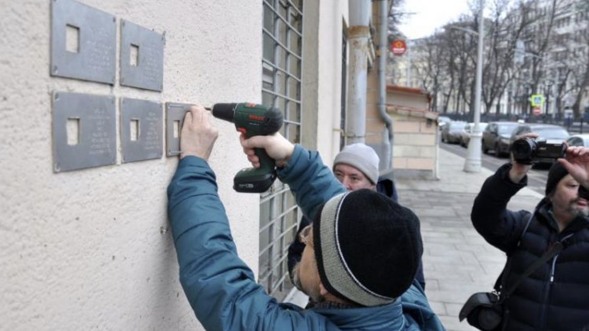 Nová doba. Z ruských domů mizí tabulky se jmény obětí stalinských poprav